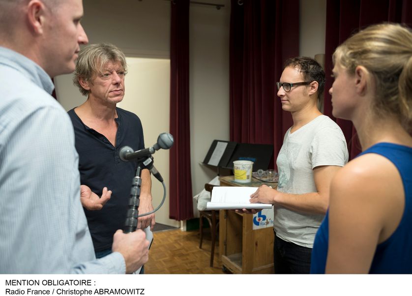 de g à droite : Bruno Mourlan, chef opérateur –Thierry Hancisse (Capitaine Haddock) Noam Morgensztern (Tintin), Elodie Fiat (bruitage)