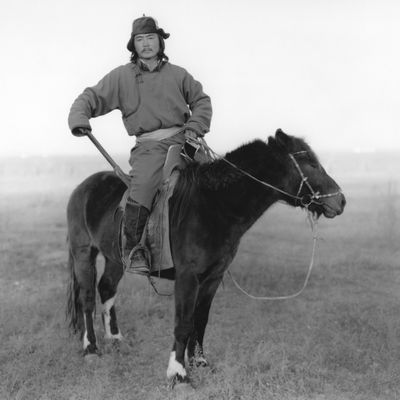Bolbaatar le cavalier et artiste peintre mongole, membre de l'équipée de 1990 photographié par son compagnon de voyage