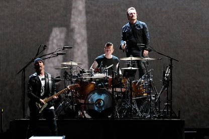 U2 pendant leur tournée mondiale "The Joshua Tree Tour 2017", le 20 juin 2017 à Landover, Maryland. U2 pendant leur tournée mondiale "The Joshua Tree Tour 2017", le 20 juin 2017 à Landover, Maryland.
