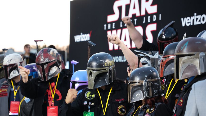 Des fans rassemblés pour l'avant-première de "Star Wars, épisode VIII : Les Derniers Jedi" à Los Angeles, le 9 décembre 2017.