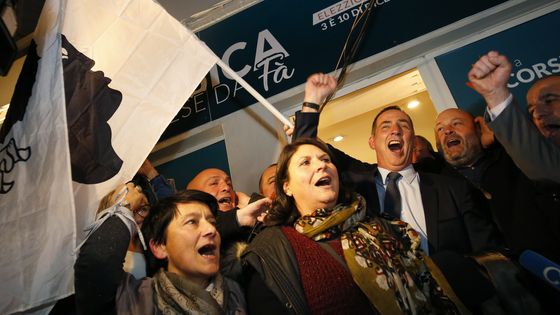 Gilles Simeoni, candidat nationaliste pour Pè a Corsica (Pour la Corse), célèbre sa victoire à Bastia le 3 décembre 2017 ©AFP - PASCAL POCHARD-CASABIANCA