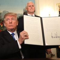 Le président Trump et Mike Pence après la signature de la proclamation reconnaissant Jérusalem comme la capitale d'Israël