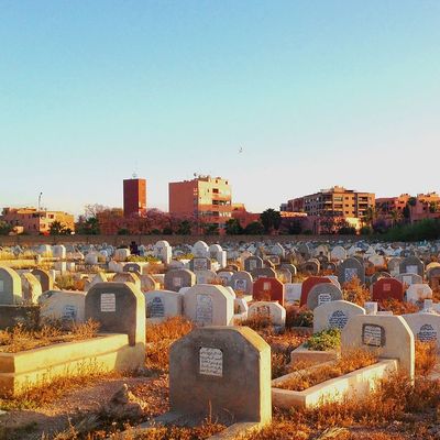 Cimetière musulman au coucher du Soleil à Marrakech, Maroc