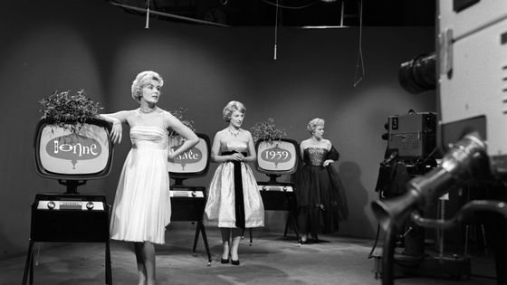 En studio, face aux caméras, les speakerines Jacqueline Huet, Jacqueline Caurat, et Catherine Langeais, en tenue de soirée à côté de téléviseurs affichant "bonne année 1959" ©AFP - Albert Courand