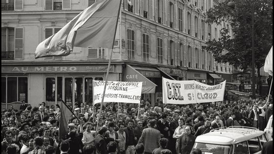 Des étudiants et des travailleurs rassemblés boulevard du Temple à Paris lors des manifestations de mai 68 ©AFP - LEEMAGE