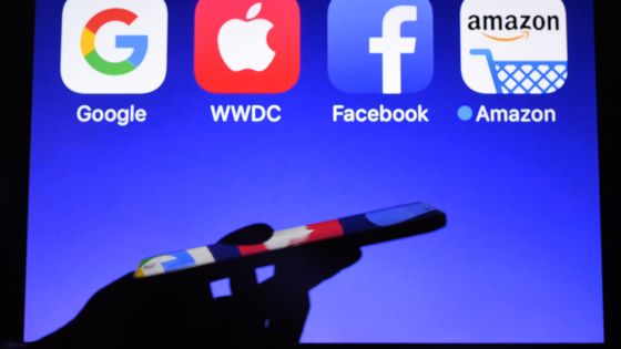 Un smartphone devant les logos des GAFA (acronyme de Google, Apple, Facebook et Amazon, les géants du web) ©AFP - DAMIEN MEYER