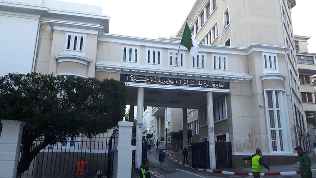 La faculté d'Alger à l'angle de la rue Didouche Mourad dans le centre-ville.