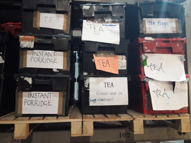 Stock de thé et de porridge à la Refugee Community Kitchen