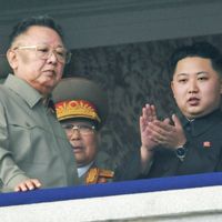 Photo prise le 10 octobre 2010, montrant le dirigeant nord-coréen Kim Jong Il et son fils Kim Jong Un pendant un défilé militaire.