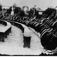 Répétition générale à Budapest d'un nouvel orchestre de 1200 musiciens tziganes : la rangée de contrebasses après la répétition.
