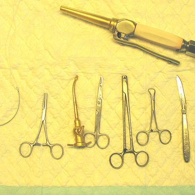 Instruments de thanatopracteur utilisés pour la préparation ou l'embaumement moderne des cadavres humains