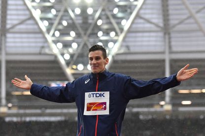 Pierre-Ambroise Bosse sur le podium pour sa médaille d'or pour le 800 m aux Championnats du monde d'athlétisme à Londres en août 2017 Pierre-Ambroise Bosse sur le podium pour sa médaille d'or pour le 800 m aux Championnats du monde d'athlétisme à Londres en août 2017