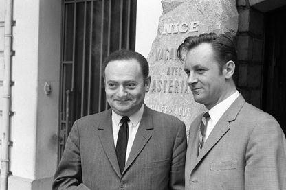Le scénariste de BD René Goscinny (le père d'Astérix le Gaulois, de Lucky Luke, d'Iznogoud le vizir...) et son complice, le dessinateur Albert Uderzo, posent à Paris à la Tour Eiffel en mars 1967 Le scénariste de BD René Goscinny (le père d'Astérix le Gaulois, de Lucky Luke, d'Iznogoud le vizir...) et son complice, le dessinateur Albert Uderzo, posent à Paris à la Tour Eiffel en mars 1967