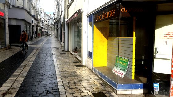 Dans les 850 mètres de la rue Bourbon, près d'un commerce sur trois est fermé ©Radio France - Thibault Lefèvre