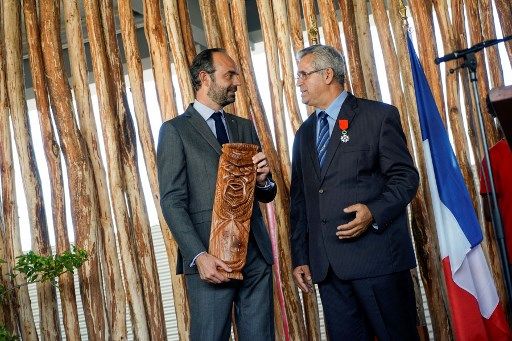 Le Premier ministre français Edouard Philippe s'entretient avec le maire de Mont-Dore, Eric Gay, lors de l'inauguration d'un lycée à Mont-Dore le 5 décembr