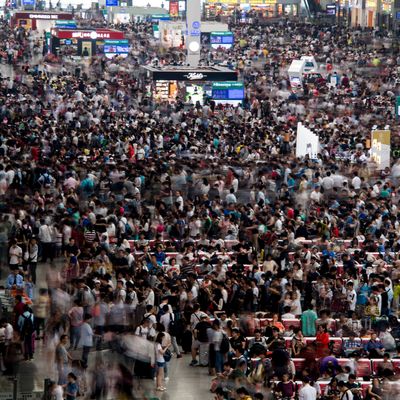 Des personnes attendent leurs trains à la gare de Hongqiao à Shanghai le 1er octobre 2016, pendant la «Golden Week».