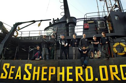 Capitaine Alex Cornelissen, troisième à partir de la droite, qui commande une équipe de volontaires qui opère le navire anti-baleinier Farley Mowat pour Sea Shepherd le 25 juillet 2006. Capitaine Alex Cornelissen, troisième à partir de la droite, qui commande une équipe de volontaires qui opère le navire anti-baleinier Farley Mowat pour Sea Shepherd le 25 juillet 2006.