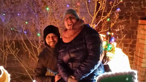 "Emilie et Frédéric, propriétaires de "la maison du Ch’ti père Noël" au Vieux Condé" ©Radio France - Sandrine Oudin