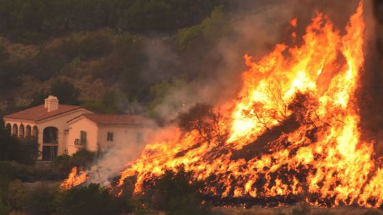 Pourquoi a-t-on tant de mal à venir à bout des incendies comme Thomas en Californie ? ©AFP - HO / Santa Barbara County Fire
