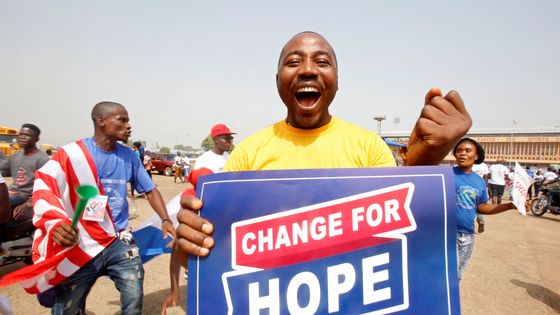 Un supporter de George Weah, candidat du parti "Congrès pour un changement démocratique", en pleine joie lors d'un meeting à Monrovia, capitale du Liberia ©Reuters - Thierry Gouegnon