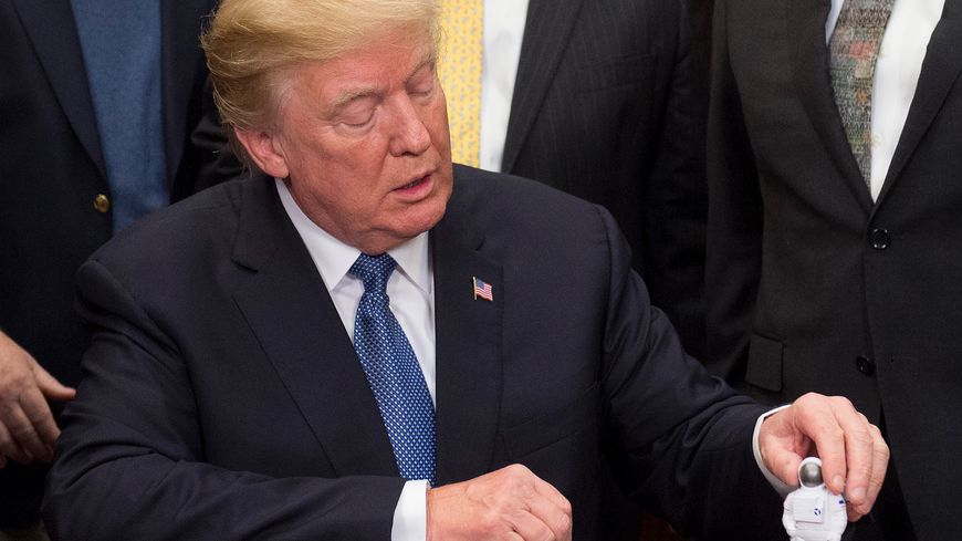 Le 11 décembre, Donald Trump lors de la signature de la "Space Policy Directive 1"