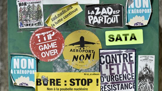 Photo prise le 9 septembre 2016 montrant des autocollants collés sur une boîte aux lettres dans la "zad" (Zone à défendre) de Notre-Dame-des-Landes. ©AFP - LOIC VENANCE