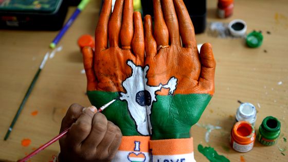 Un étudiant indien fait peindre sa paume avec le drapeau national et la carte du pays lors des célébrations de la fête de l'Indépendance indienne à Chennai, en Inde, le 15 août 2017 ©AFP - ARUN SANKAR