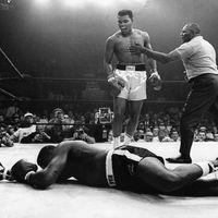 Photo prise le 26 mai 1965 à Lewiston, aux Etats-Unis, lors du championnat du monde de boxe des poids lourds au cours duquel le boxeur américain Mohamed Ali (Cassius Clay) (C) a conservé son titre de champion de monde en battant Sonny Liston (au sol)