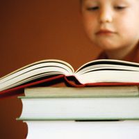 ATD Quart Monde organise des bibliothèques de rue dans les quartiers populaires.