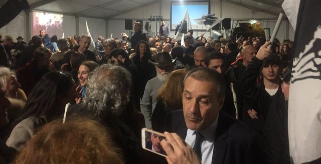 Beaucoup de monde sous le chapiteau installé sur la place du marché de Bastia pour fêter la victoire des nationalistes