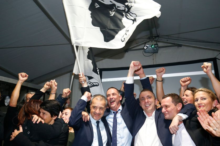 Jean Guy Talamoni et Gilles Simeoni célèbrent avec des membres de leur parti nationaliste corse les résultats de l’élection territoriale en Corse le 10 décembre 2017.
