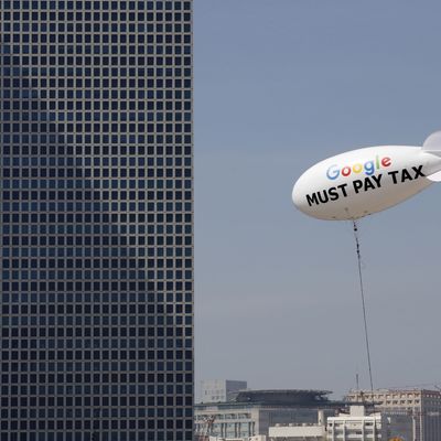 Ballon dirigeable flottant dans le ciel de Tel Aviv le 3 Avril 2016, demandant à Google de payer ses impôts