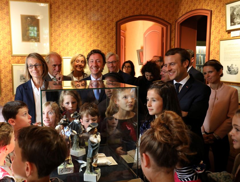 Le président Emmanuel Macron, Stéphane Bern, et la Ministre de la Culture Françoise Nyssen, entourés d’enfants, au Château de de Monte-Cristo à Marly-le-Roi