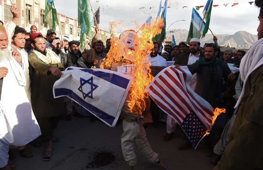 Des manifestants pakistanais brûlent une effigie de Donald Trump suite à la reconnaissance par le président américain de Jerusalem comme capitale d'Israël (Quetta, Pakistan, 8 décembre 2017)