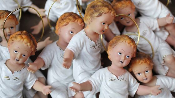 Figurines en plastiques ''Bébés Jésus'' à vendre; Naples, Italie ©AFP - Lissac/Godong/Leemage Philippe Lissac / GODONG / Leemage