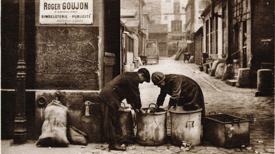 Les petits metiers de Paris: les chiffonniers. Carte postale debut XXeme siecle. ©AFP - © Selva/Leemage.