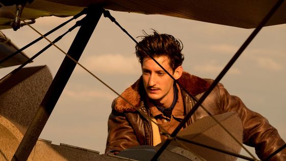 Pierre Niney (image extraite du film "La Promesse de l'aube" d'Eric Barbier. Le film sort le 20 décembre 2017 en salles) - Julien panié