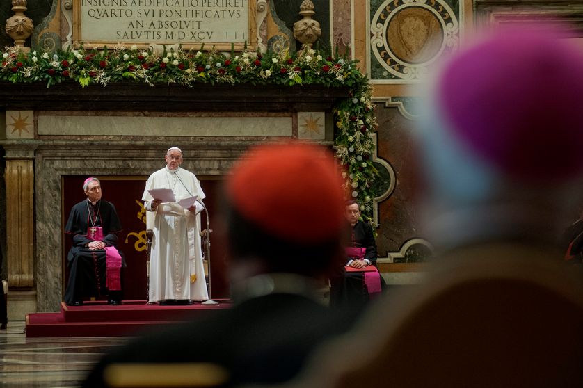 Le pape devant la Curie romaine jeudi dernier au Vatican pour ses voeux de Noël