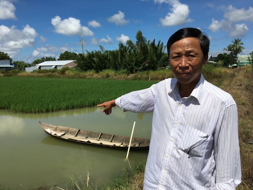 Le sel a "pollué" ses rizières ? Monsieur Tho y a remplacé le riz par… des crevettes. Et ça marche.