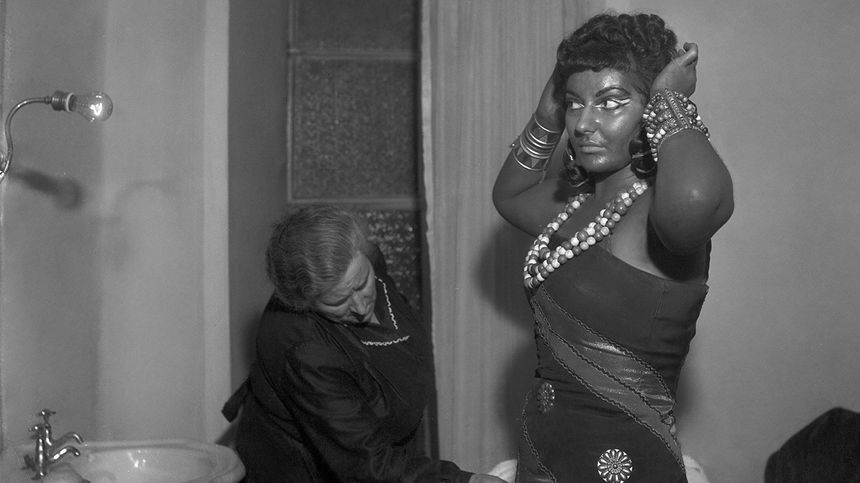 Milan, Théâtre de la Scala, 19 avril 1950 : la soprano Maria Callas se prépare pour son rôle dans l'opéra "Aïda".