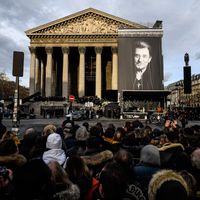 Julie Fuchs et Gautier Capuçon ont interprété l'Ave Maria de Schubert pour les funérailles de Johnny Hallyday à la Madeleine, samedi 9 décembre