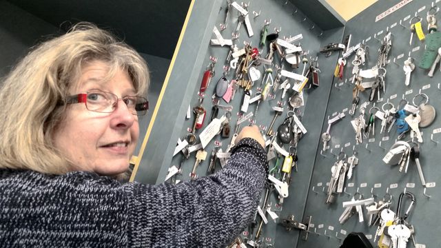 Josiane Cuenca, responsable d'une agence immobilière, devant son armoire à clefs. Aucun local commercial ne trouve preneur