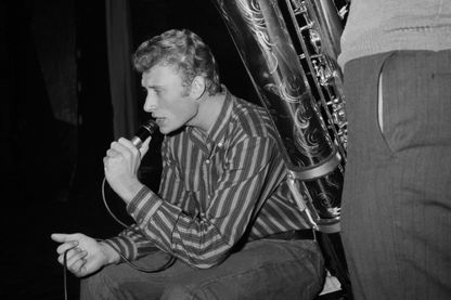 Le chanteur Johnny Hallyday répète le 22 octobre 1962 avec son saxophoniste le spectacle qu'il donnera dans la salle parisienne de l'Olympia Le chanteur Johnny Hallyday répète le 22 octobre 1962 avec son saxophoniste le spectacle qu'il donnera dans la salle parisienne de l'Olympia