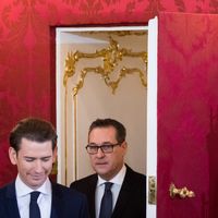 A gche, le dirigeant conservateur Sebastian Kurz (ÖVP), 31 ans, devenu nouveau chancelier, et le dirigeant du FPÖ, Heinz-Christian Strache, nouveau vice-chancelier, ce matin au siège de la présidence