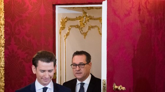 A gche, le dirigeant conservateur Sebastian Kurz (ÖVP), 31 ans, devenu nouveau chancelier, et le dirigeant du FPÖ, Heinz-Christian Strache, nouveau vice-chancelier, ce matin au siège de la présidence ©AFP - Vladimir Simicek