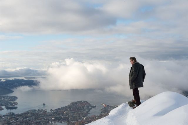 Michael Fassbendeur au-dessus d'Oslo, dans le rôle de l'inspecteur Harry Hole