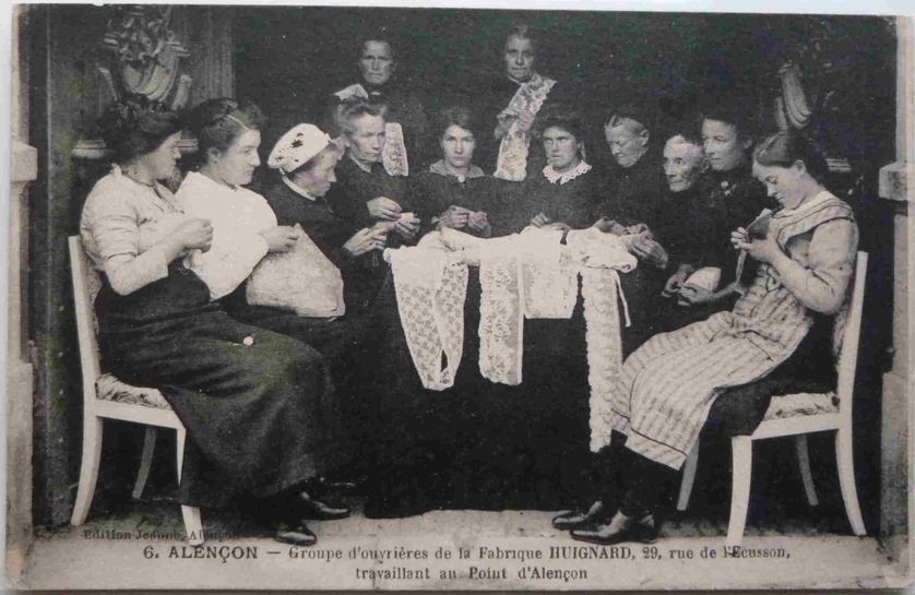 Carte postale ancienne représentant un groupe d'ouvrières travaillant le point d'Alençon