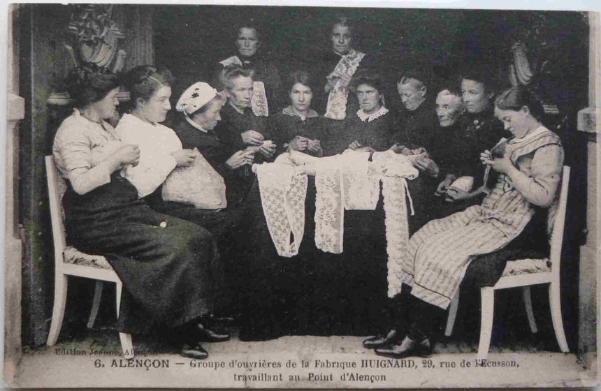 Carte postale ancienne représentant un groupe d'ouvrières travaillant le point d'Alençon