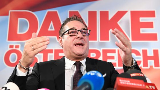 L'extrême-droite (ici le nouveau vice-chancelier du FPÖ Heinz Christian Strache) est arrivée au pouvoir en Autriche et obtient trois ministères régaliens ©AFP - HELMUT FOHRINGER / APA-PICTUREDESK / APA