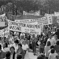 Des femmes, portant une banderole pour la contraception, l'avortement et le contrôle des naissances